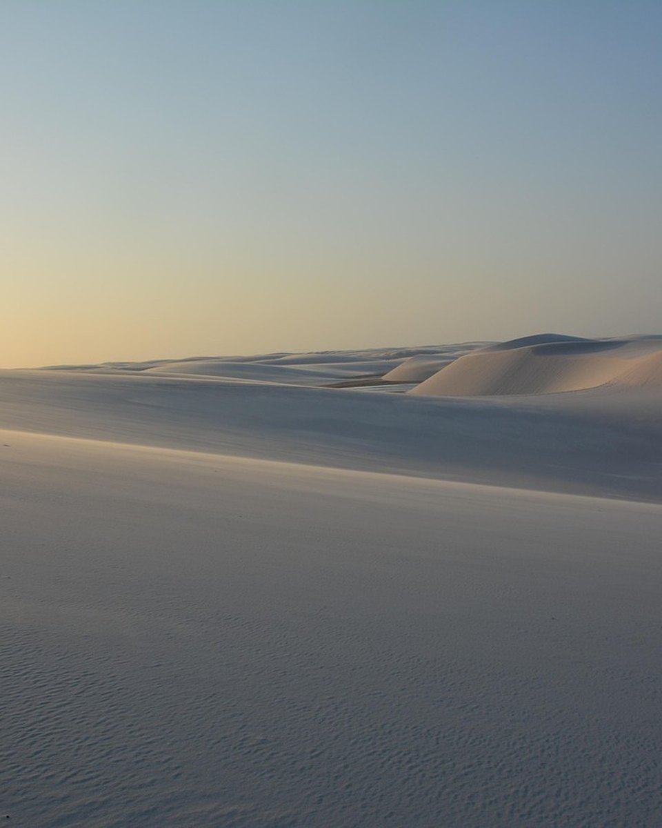 Dunas de areia branca dos Lençóis Maranhenses ao entardecer