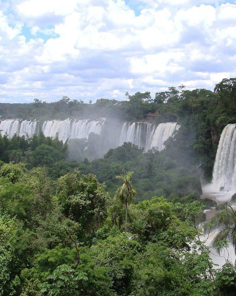 Cataratas do Iguaçu com grande volume de água