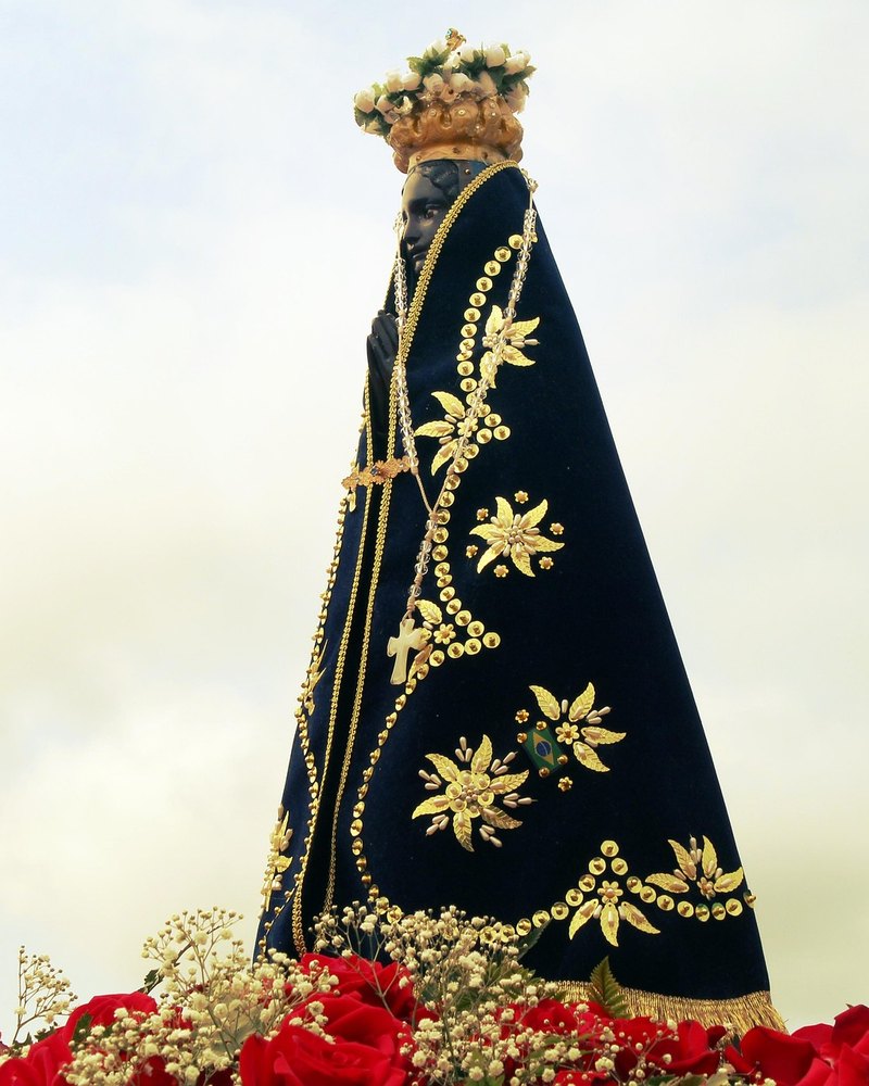 Imagem de Nossa Senhora Aparecida, símbolo do turismo religioso no Brasil