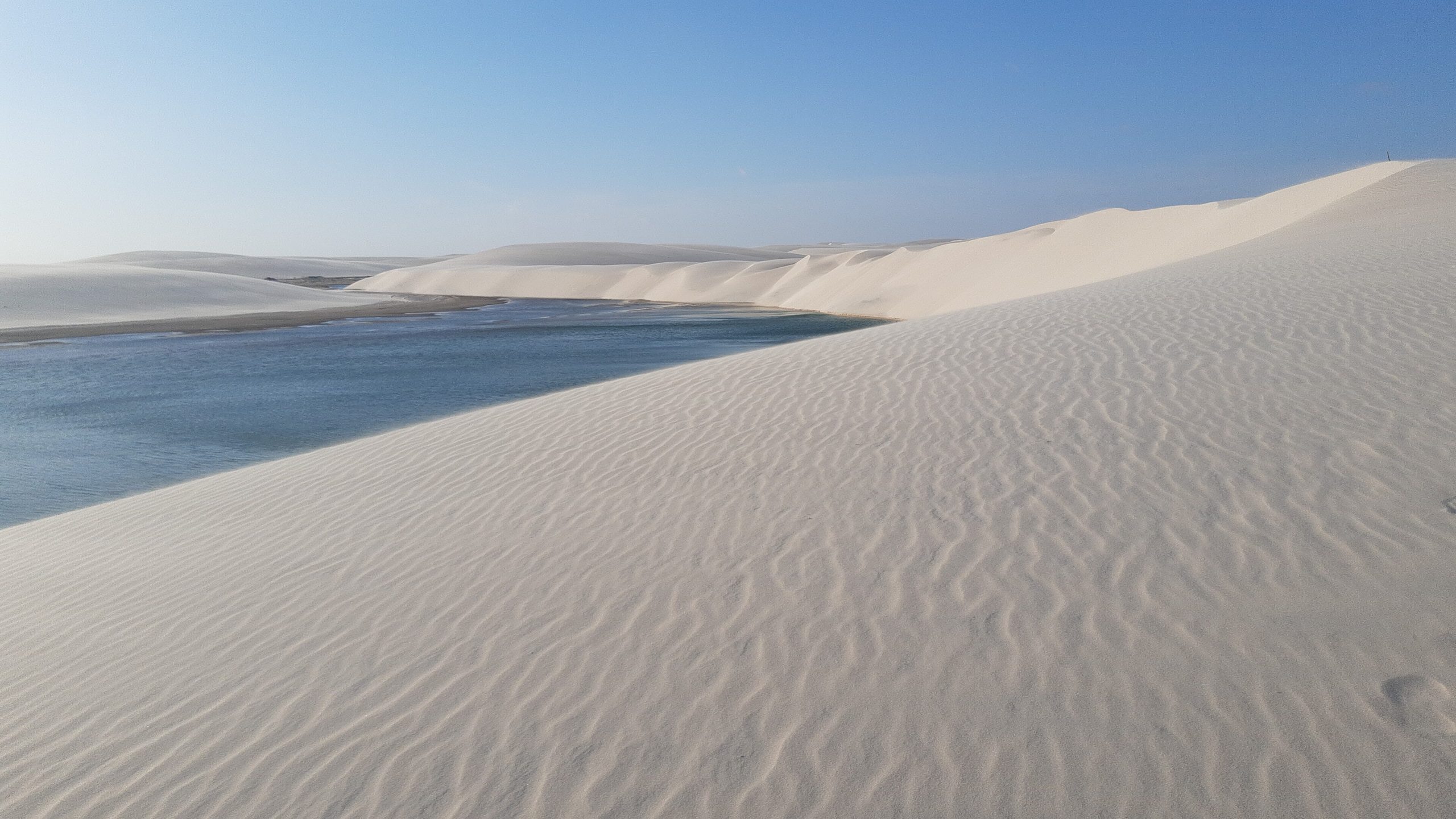 Dunas brancas e lagoas turquesa dos Lençóis Maranhenses