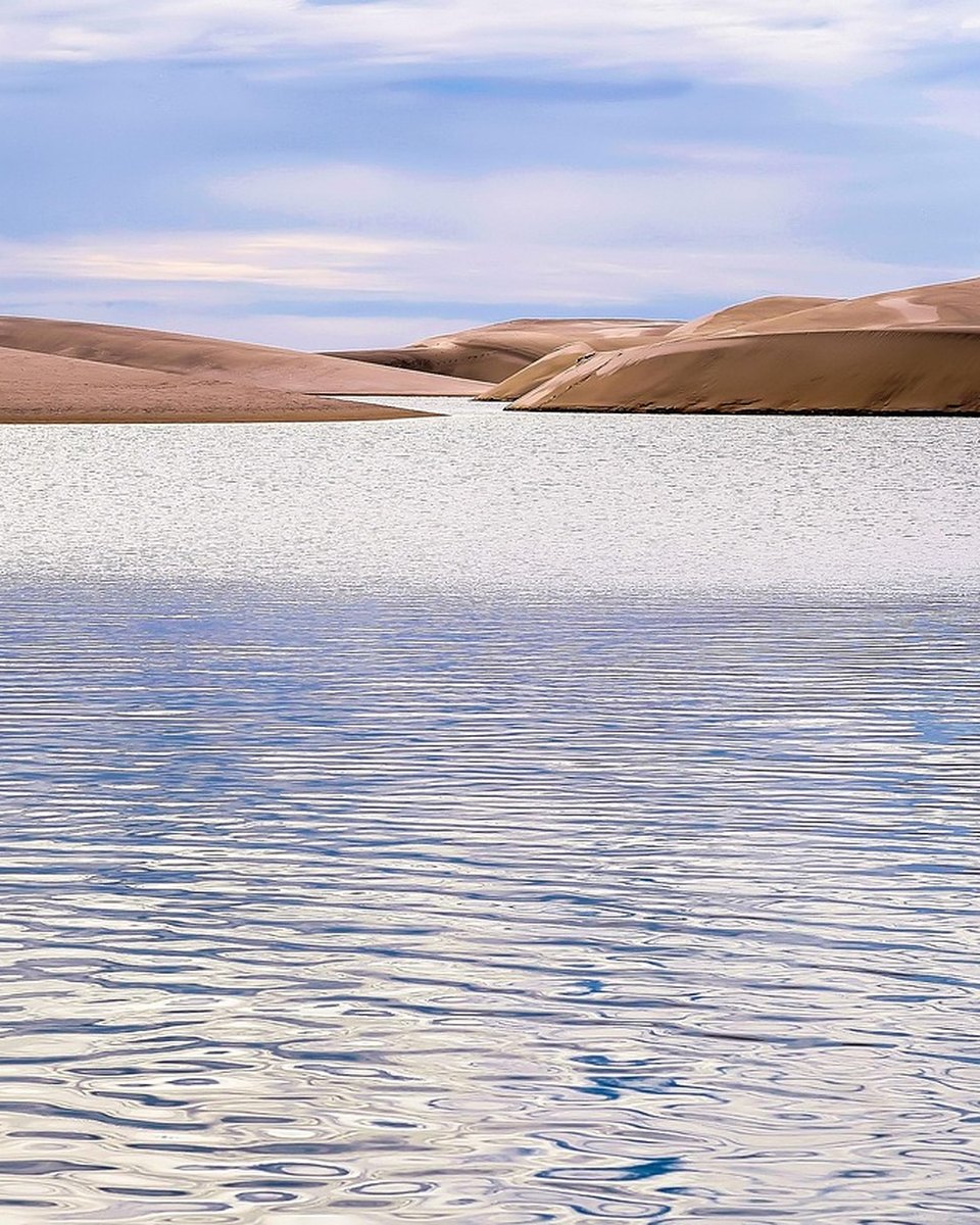 Dunas onduladas de areia branca dos Lençóis Maranhenses